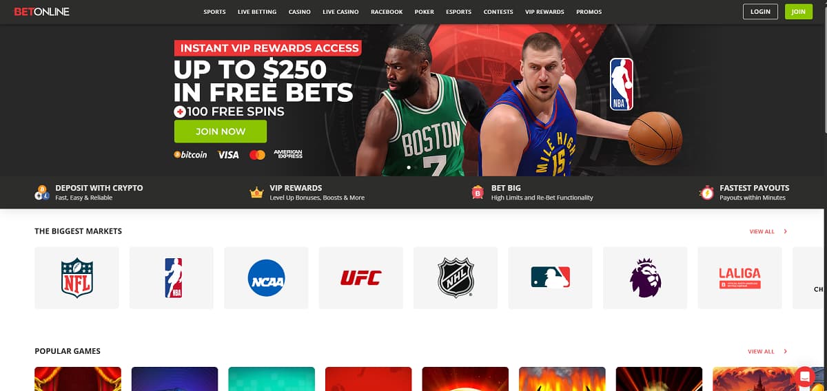 BetOnline Startseite mit Banner, das VIP-Rewards-Zugang, bis zu 250 US$ Gratiswetten und 100 Freispiele bewirbt. Navigation umfasst Sport, Live-Wetten, Casino, Poker und Esports. Bereich „The Biggest Markets“ zeigt Logos großer Ligen wie NFL, NBA, UFC und Premier League.